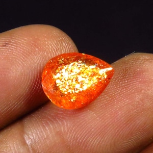 Pietra preziosa di pietra del sole naturale a reticolo arcobaleno, 2,35 carati, pietra del sole africana sfaccettata, taglio a pera, 10,5 x 8 mm, pietra del sole per gioielli fai da te.