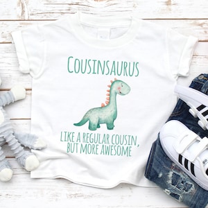 Koszulka Cousinsaurus: Ogłoszenie o wielkim kuzynie dinozaura, 100% bawełny