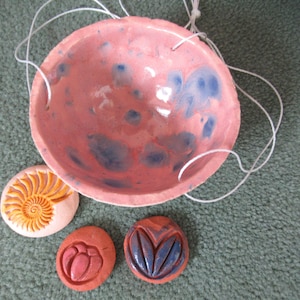 Puede incluir: Un juego de tres tazas de cerámica con un acabado moteado y mate. Las tazas son en tonos crema, gris claro y gris oscuro. Cada taza tiene un diseño simple y minimalista, ideal para café o té.