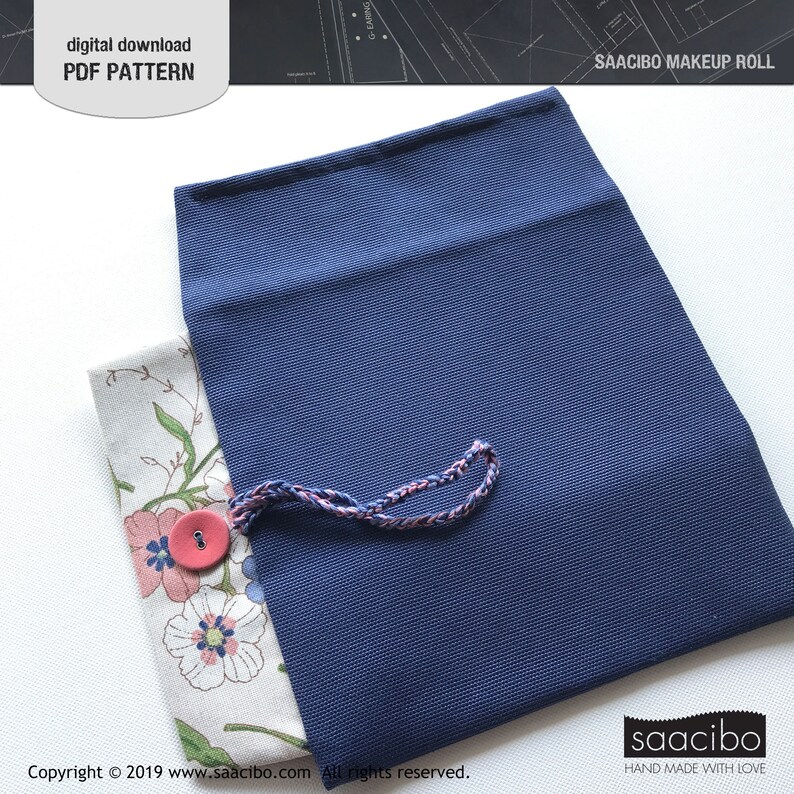 Pu&ograve; includere: Un astuccio per il trucco blu navy con interno a fantasia floreale. Il rotolo &egrave; fissato con un bottone rosa e un cordoncino intrecciato. Il testo "SAACIBO MAKEUP ROLL" &egrave; visibile. L'immagine include anche il testo "digital download PDF PATTERN".