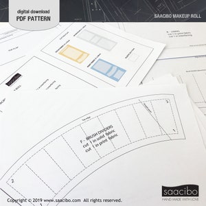 Pu&ograve; includere: Una collezione di modelli di cucito su carta bianca per un beauty roll, con il testo "digital download PDF PATTERN". I modelli includono diagrammi e istruzioni, con il marchio "saacibo" visibile. I modelli sono per tagliare il tessuto.