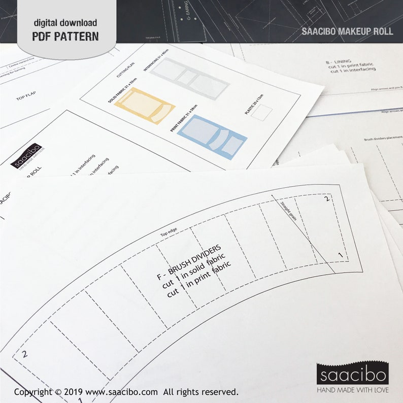 Pu&ograve; includere: Una collezione di modelli di cucito su carta bianca per un beauty roll, con il testo "digital download PDF PATTERN". I modelli includono diagrammi e istruzioni, con il marchio "saacibo" visibile. I modelli sono per tagliare il tessuto.