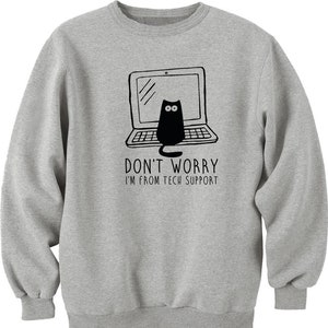 Op de afbeelding: Grijs sweatshirt met een zwarte kat die voor een laptop zit. De tekst "Maak je geen zorgen, ik ben van de technische ondersteuning" staat onder de afbeelding.