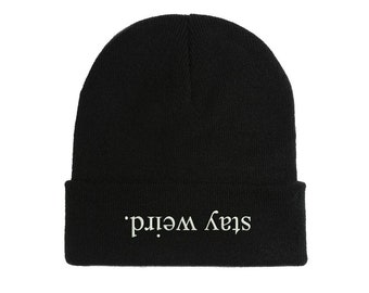 Bleiben Sie seltsam lustige umgekehrte Logo bestickt Beanie Hut Winter Herbst Mütze warm weich bequem