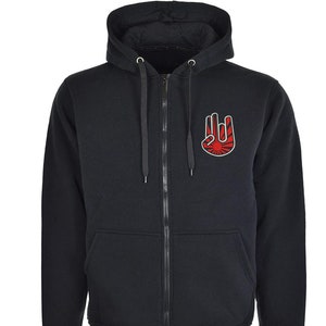 Op de afbeelding: Zwarte hoodie met rits en een rood en wit handsymbool op de voorkant. De hand maakt een rock-and-roll-gebaar.