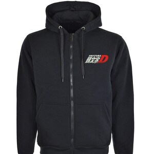 Könnte beinhalten: Schwarzer Kapuzenpullover mit Reißverschluss und einem weißen und roten Initial D-Logo auf der Vorderseite. Das Logo zeigt die japanischen Schriftzeichen für "Initial D" und den Buchstaben "D" in Rot.