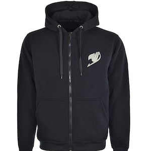 Può includere: Felpa con cappuccio nera con cerniera e logo Fairy Tail grigio chiaro sul davanti.