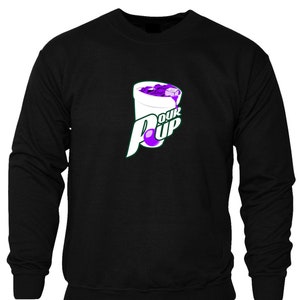 Puede incluir: Sudadera negra con un gráfico de una taza blanca llena de líquido morado y cubitos de hielo. Las palabras "OUR" y "UP" están encima de la taza, con una "P" morada debajo. El diseño tiene un contorno verde.