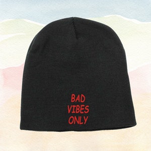Bad Vibes Only - Gorro bordado divertido para invierno y otoño, suave y cómodo