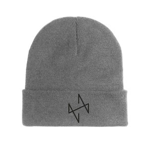 Puede incluir: Gorro gris con un diseño geométrico negro en la parte delantera.