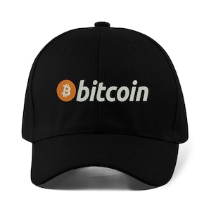 Peut inclure: Casquette de baseball noire avec un logo Bitcoin orange et le mot "bitcoin" en blanc.