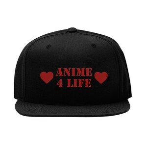 Puede incluir: Gorra de béisbol negra con corazones rojos y el texto "Anime 4 Life" en rojo.