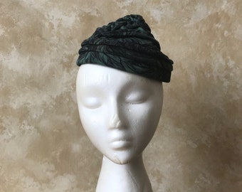 Vintage 1940s / 1950's Green and Black Cloth Clip On Crinkled Done Hat