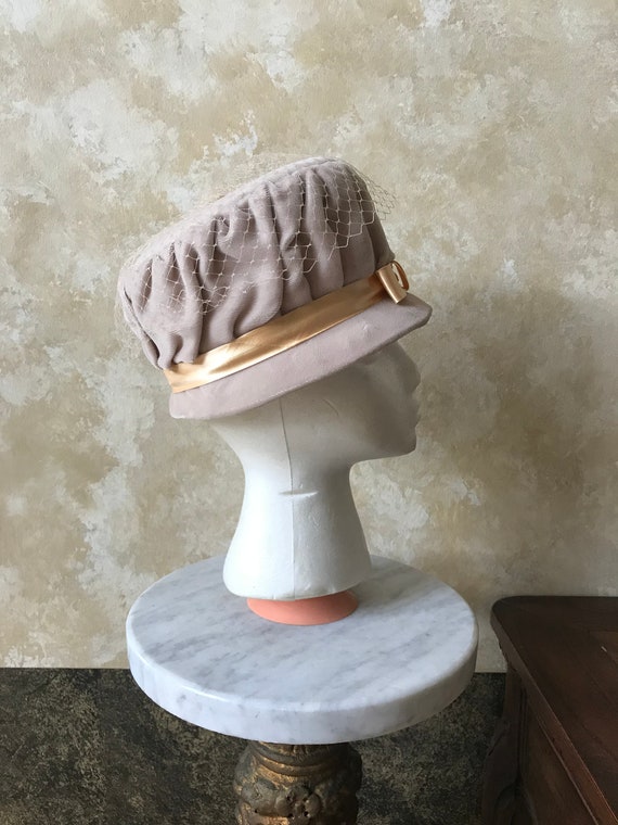 Vintage 1940s / 1950s Beige Velvet Hat with Bunch… - image 6