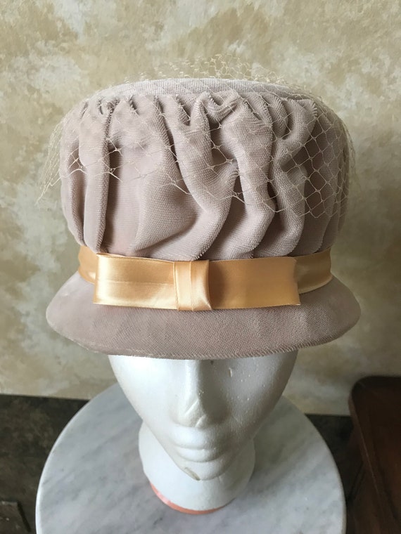 Vintage 1940s / 1950s Beige Velvet Hat with Bunch… - image 2