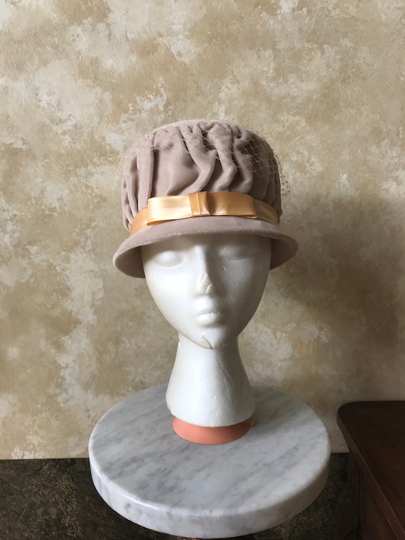 Vintage 1940s / 1950s Beige Velvet Hat with Bunch… - image 1