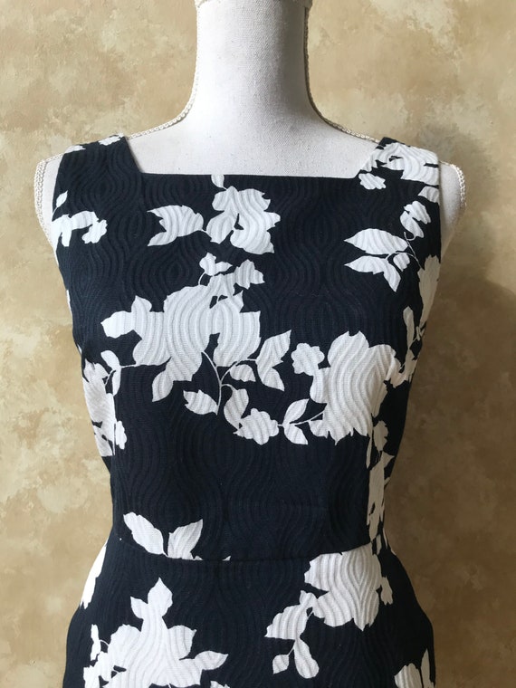 Beautiful Vintage 1990s Vibrant Navy and White Flo