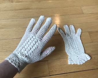 Vintage Crochet Cream Gloves: Antique Floral Knit Event Gloves