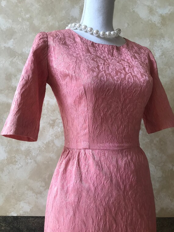 Alluring Vintage 1960s Pink / Gold Sparkle Brocad… - image 6