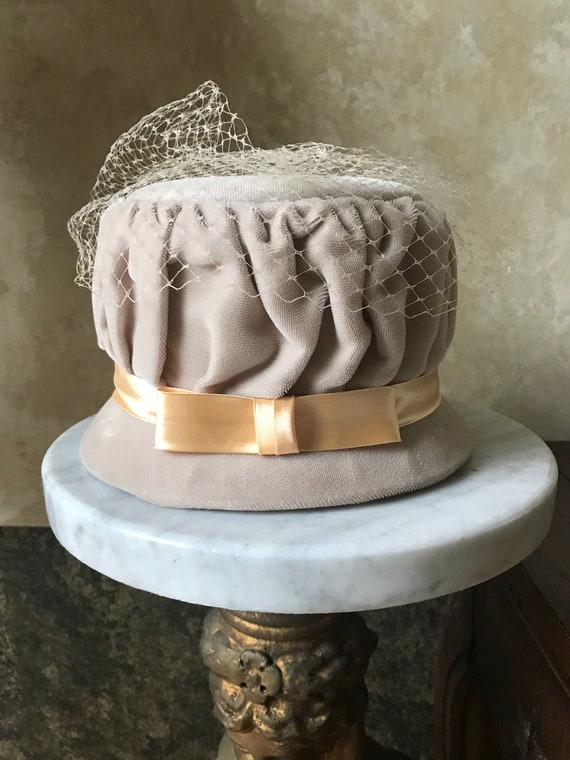 Vintage 1940s / 1950s Beige Velvet Hat with Bunch… - image 8