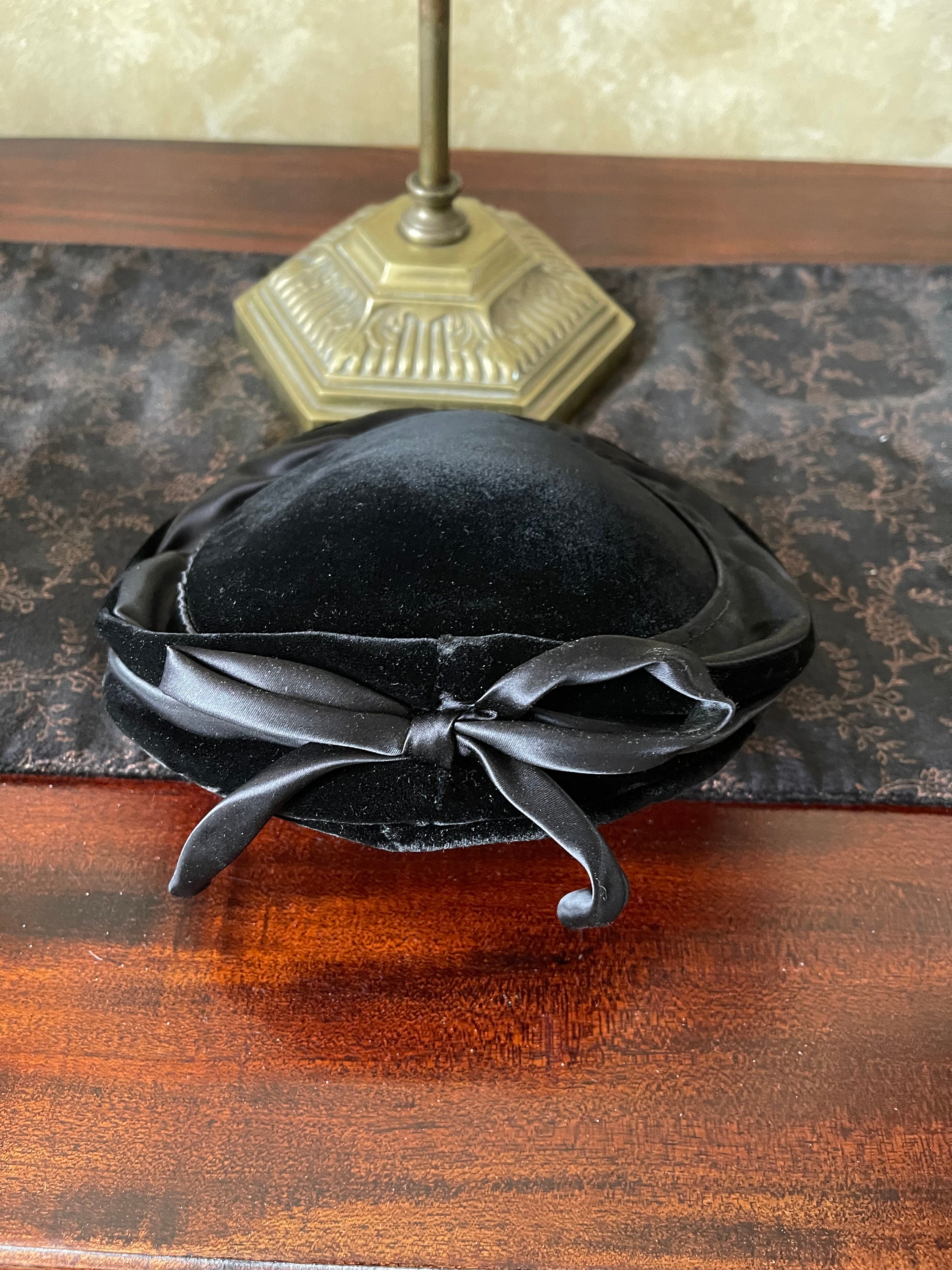 Vintage 1950s Black Velvet Hat With Bow - John W. Thomas  display picture 1