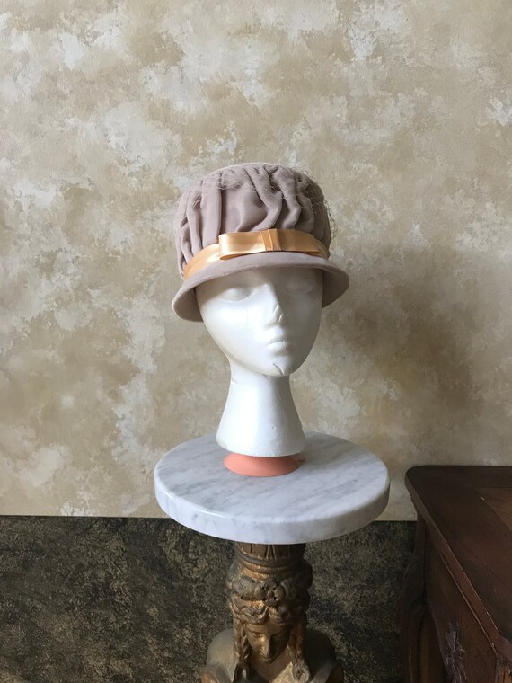 Vintage 1940s / 1950s Beige Velvet Hat with Bunch… - image 7