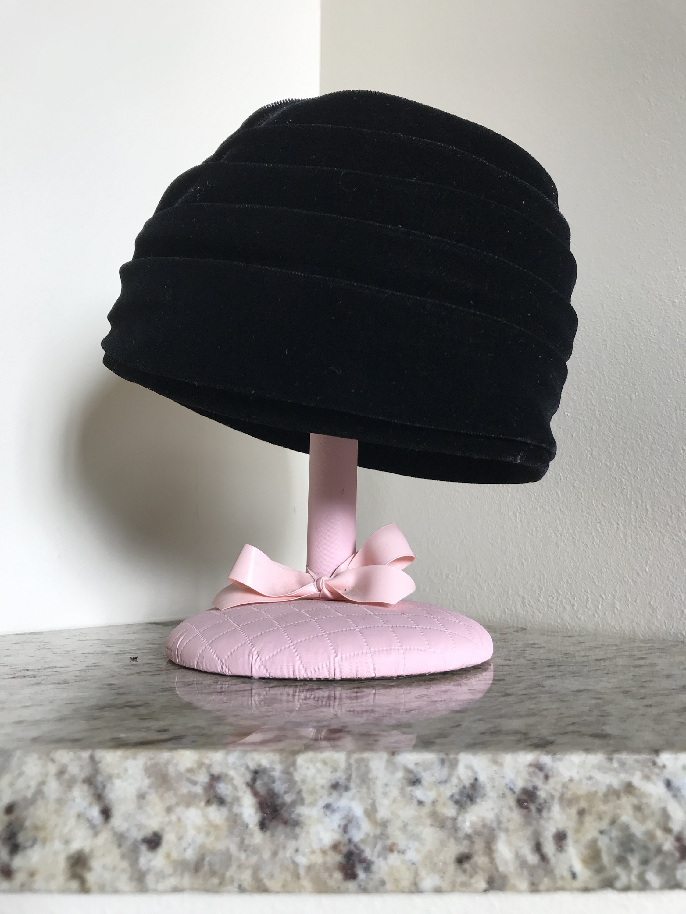 Vintage 1950s / 1960s Luxurious Black Velvet Beehive Hat  display picture 3