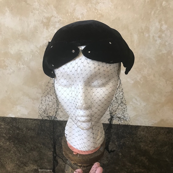 Vintage Black Velvet 1950s / Headband / Hat with D