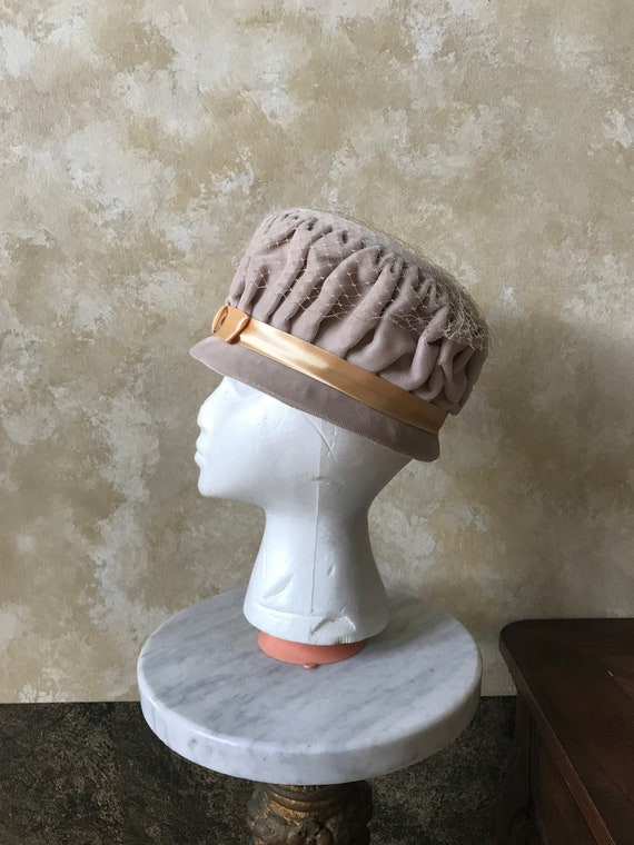 Vintage 1940s / 1950s Beige Velvet Hat with Bunch… - image 3