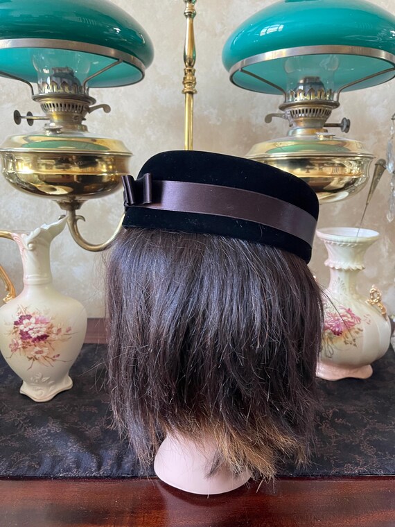 Vintage 1950s Black Wool Felt Pillbox Hat with Velvet Bow s-l400.jpg main image 4