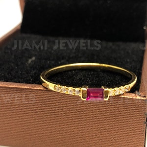 Anillo baguette con rubí simulado, banda apilable pequeña de moissanita, plata 925, acabado en oro amarillo de 14k.