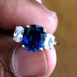 Kissenschliff Blauer Saphir Simulierter Diamant Ring | 3 Stein 14k Weißgold-Finish Silber