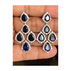 Simulierte Birne Blauer Saphir Kronleuchter Ohrringe Moissanite Halo 925 Silber Weiß Gold Finish