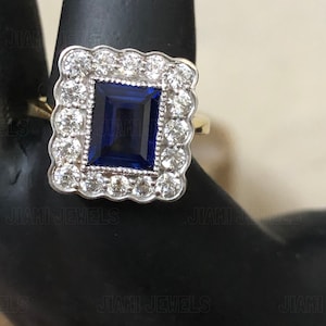 Anello simulante zaffiro blu Art Déco: alone di grana fine, finitura in oro giallo
