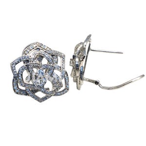 Orecchini a bottone Omega in stile vittoriano antico con moissanite taglio rotondo da 2 ct, zirconi cubici, rosa e fiore, finitura oro bianco 14k, argento sterling 925