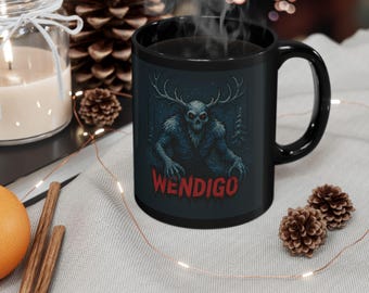 Wendigo svart kaffemugg: Skräckmonsterdekor, Halloweenpresent