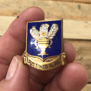 Vintage WWII WW2 Air Corps Sustineo Alas Crest Pin U.S. Military  Lapel / Hat badge from 40's Old pin Back