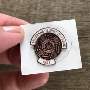 Veteran of foreign wars pin VFW Veterans Helping Veterans 1991