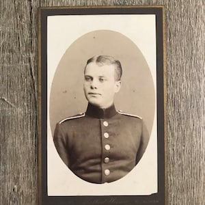 Antique 1800&#39;s CDV of young German Soldier - 19th Century photograph - Carte De Visite (b)