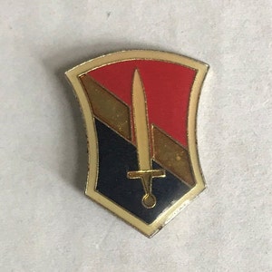 Vintage 1st Field Force Vietnam pin enamel hat / lapel US Army Military
