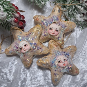 Set van 3 handgemaakte sterren van gesponnen katoen met handbeschilderd gezicht | Vintage stijl kerstboomversiering, uniek vakantiecadeau