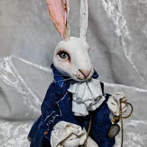 Gesponnene Baumwollornament Hase, Hase mit Uhr, weißer Hase, Geschenk für Hasenliebhaber, Hasenornament, Hasenfigur