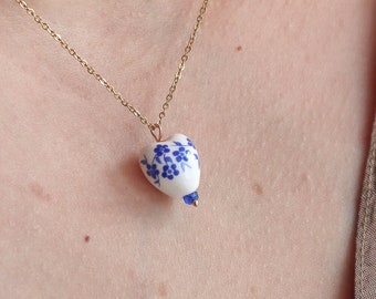 Collana con cuore in ceramica e rose blu, collana argentata o dorata