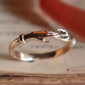 Anillo de manos tocándose, anillo de Orgullo y prejuicio, anillo de mano, anillo victoriano, anillo de la Regencia, joyería victoriana, Darcy