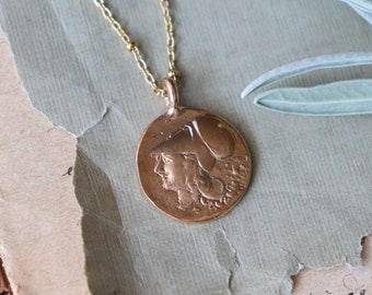 Ciondolo in bronzo con Atena che indossa l'elmo, riproduzione di tetradramma antica, gioiello archeologico, gioiello antico, antica Grecia
