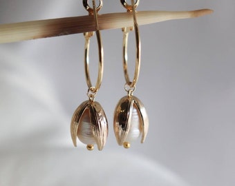 Orecchini Nido, orecchini placcati oro 18 kt con perla barocca e copriperla a foglie placcato oro 18kt