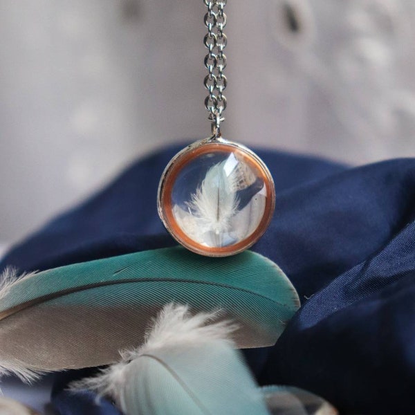 Pendentif avec vraie plume de perroquet, amulette de légèreté, pendentif avec plume céleste