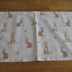 Könnte beinhalten: Ein handgefertigtes Holzschneidebrett mit natürlicher Maserung. Es hat eine Saftrille und einen Griff. Die Abmessungen betragen ca. 45 cm Länge, 30 cm Breite und 2.5 cm Dicke.