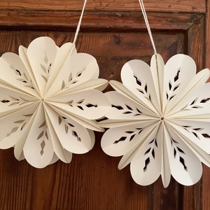 Papierblume 3d Faltblume 2er Set  Wohndeko Fensterschmuck Scandi