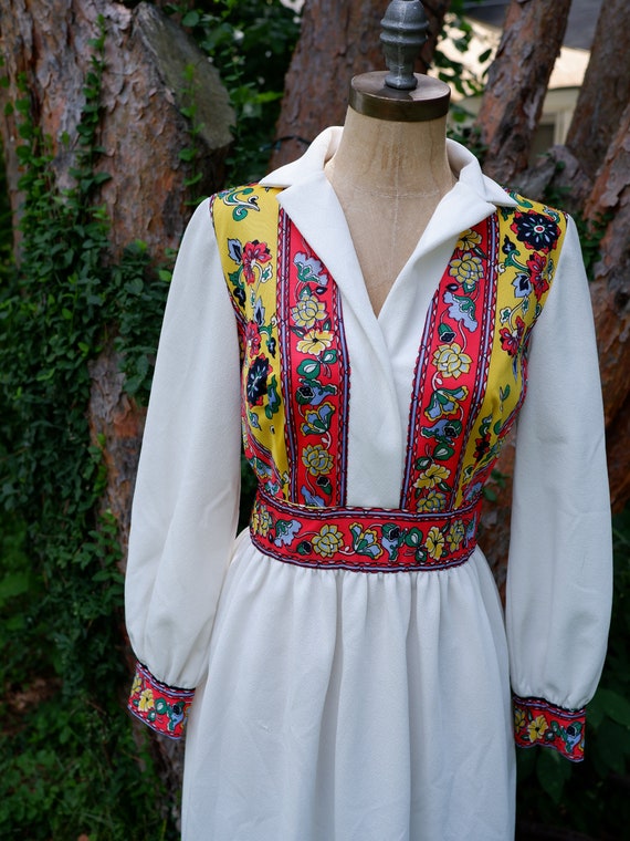Vintage 1970s Montgomery Ward white and floral pol